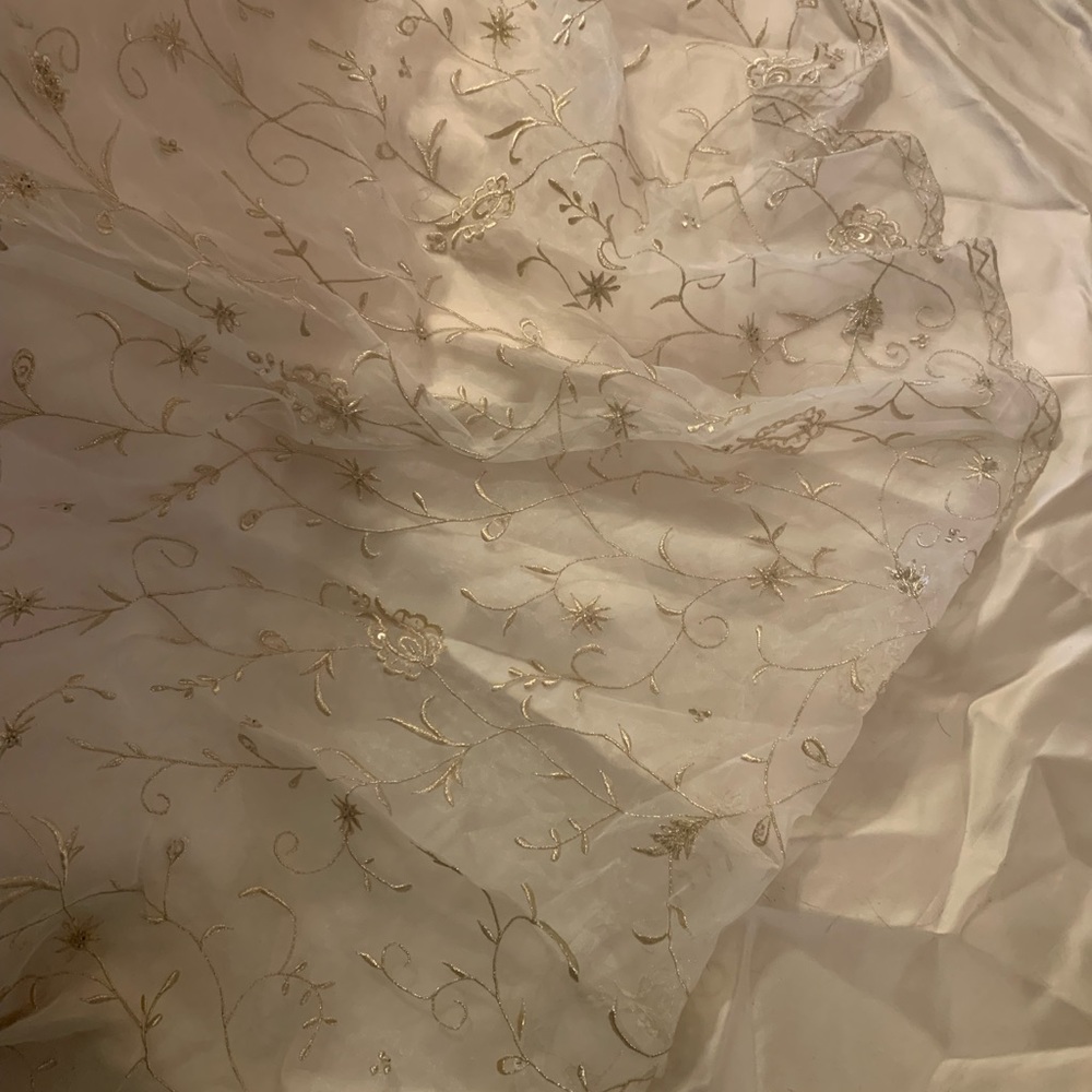 NWT.  Ivory/Gold mermaid/ corset wedding dress.Size 4. - Picture 8 of 9